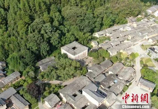 空中俯瞰江西龙南县境内的关西新围。陈耀恩 摄