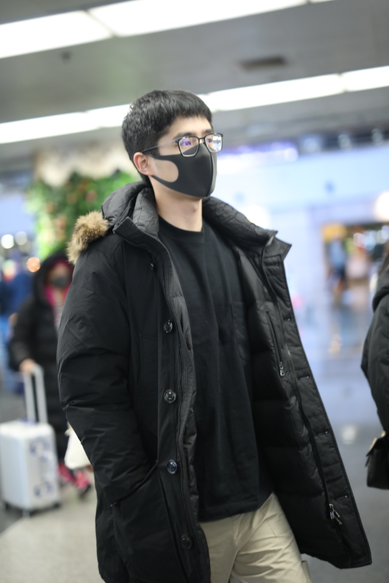 刘昊然戴眼镜口罩遮面变帅气学长 霸气插兜气场足