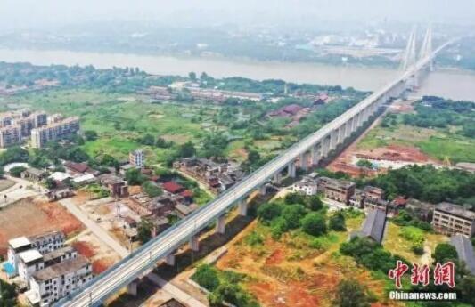 图为航拍下的昌赣高铁赣州赣江特大桥。刘占昆摄