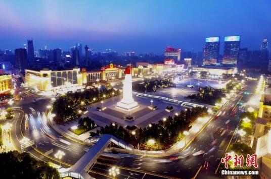 南昌八一广场夜景。刘占昆 摄