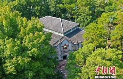 无人机航拍下的中华苏维埃共和国临时中央政府大礼堂旧址(“二苏大”会址)。 刘占昆 摄