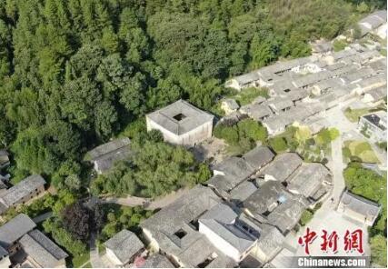 航拍位于江西省赣州市全南县龙源坝镇雅溪古村客家围屋。 姜涛 摄