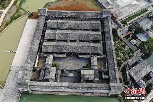 空中俯瞰江西龙南县境内的关西新围。陈耀恩 摄