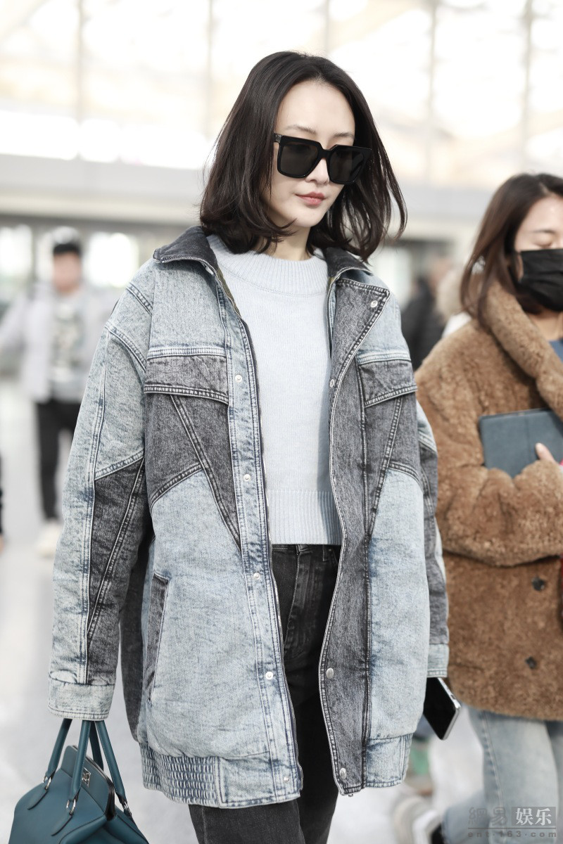 王鸥穿牛仔褂简约又时尚架黑超御姐范十足
