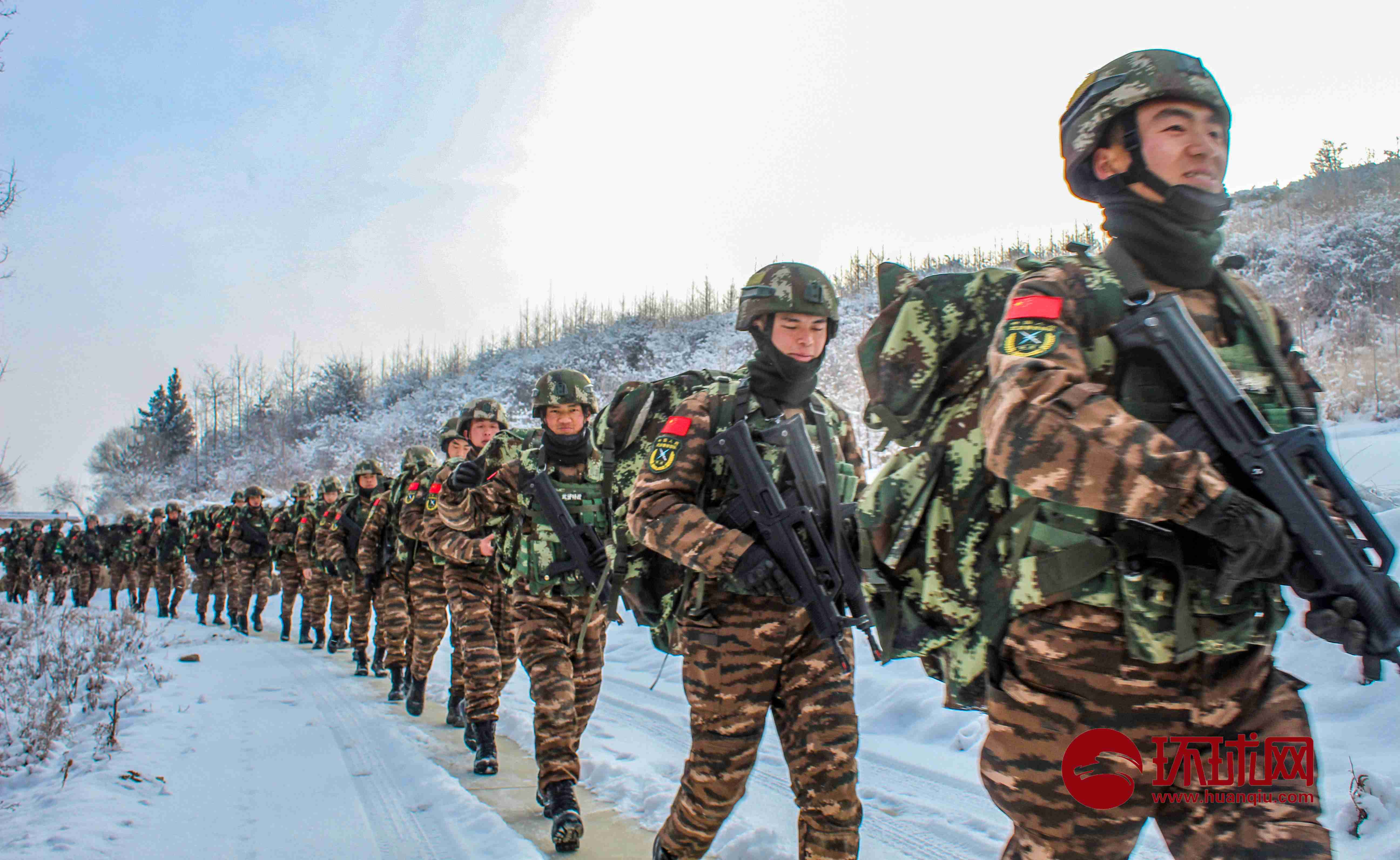 工作,重温入党誓词……连日来,在武警甘肃省总队"魔鬼周"极限训练中