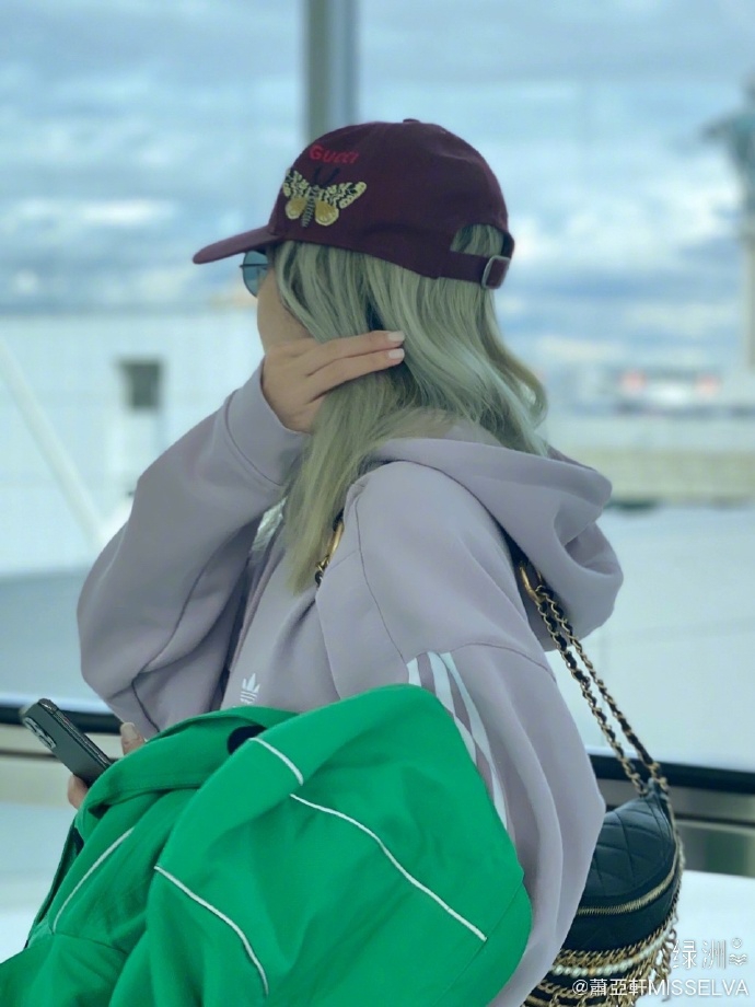 萧亚轩绿洲分享旅行瞬间休闲穿搭现身机场清爽随性