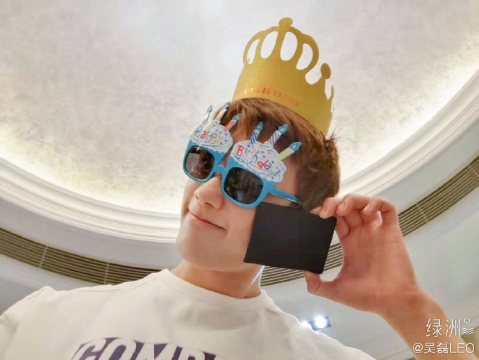 吴磊发文庆祝岁生日兴奋炫耀新鲜出炉的驾照