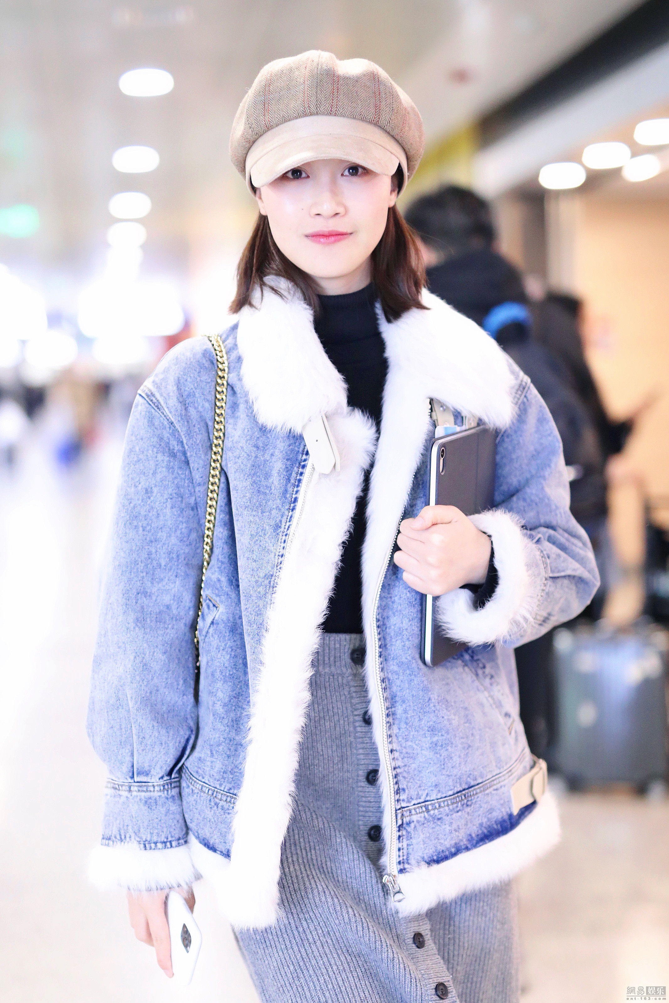 甜心小姐姐!蓝盈莹皮肤白皙对镜微笑气质佳