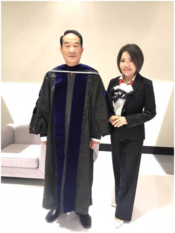 宋楚瑜(左)在政见会第一轮穿上博士毕业服(图片来源：台湾“中时电子报”)