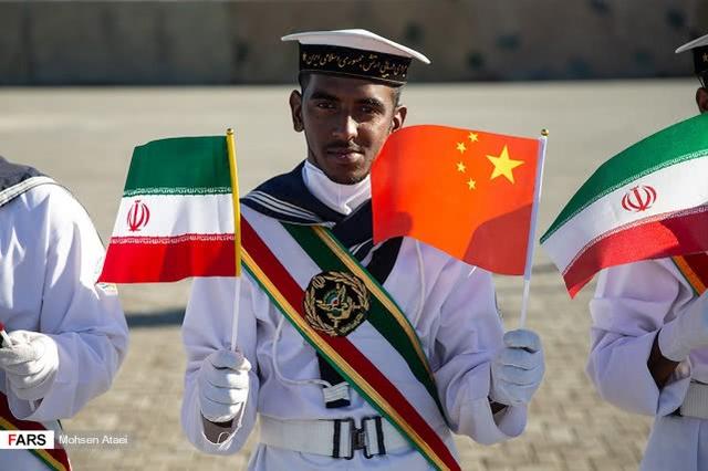 图为欢迎仪式现场手持中国和伊朗两国国旗的伊朗海军士兵。