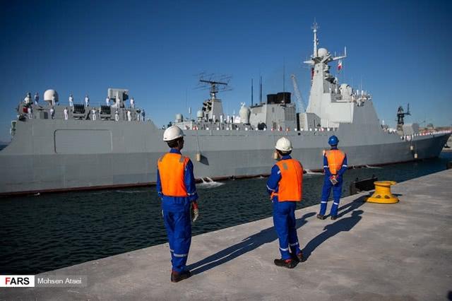 图为在恰巴哈尔港码头接引我军西宁舰靠港的伊朗方面人员。