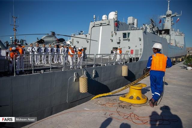 图为正在靠泊恰巴哈尔港码头的西宁舰。