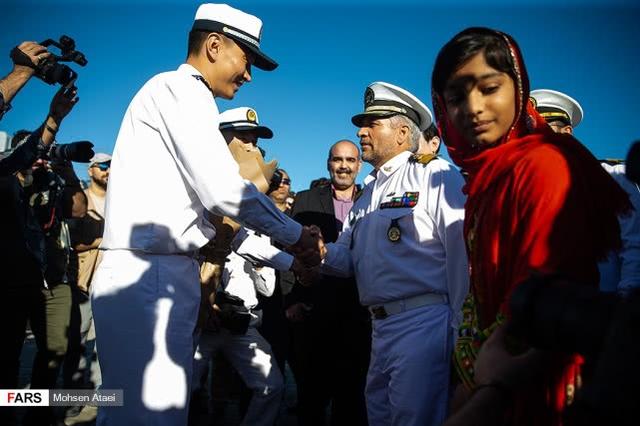 图为西宁舰指挥人员与前来欢迎的伊朗海军军官握手。