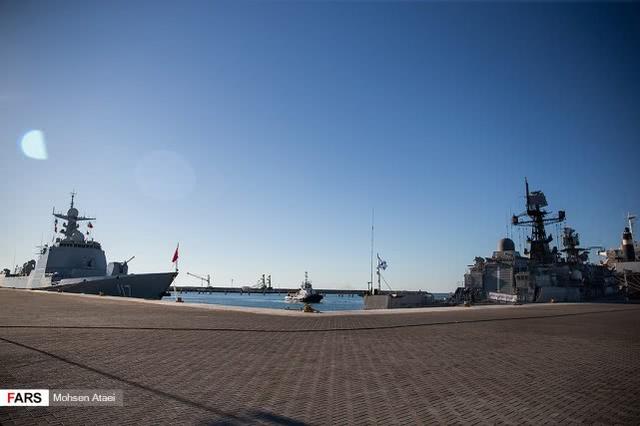 图为顺利靠泊恰巴哈尔港码头的西宁舰,前方可以看到悬挂俄罗斯海军旗帜的军舰。