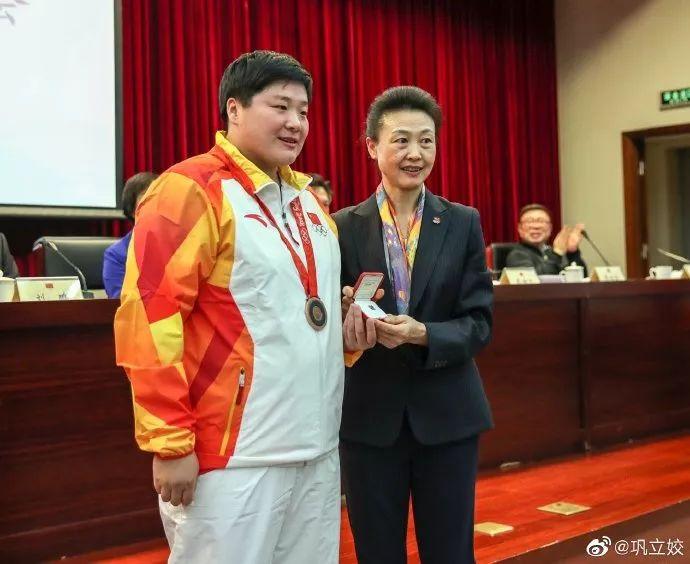 26日,国际奥委会委员,昔日羽毛球名将李玲蔚亲自为巩立姣补发奖牌.