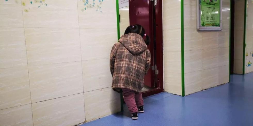 4岁女孩教室门口“罚站”?!背后故事让人心疼