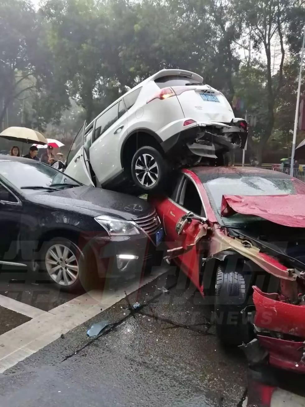有现场目击者称疑似雨天路滑车辆失控导致了多车碰撞事故发生后交警