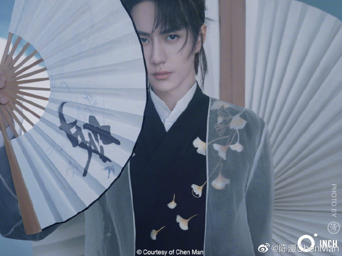 王一博国风大片曝光穿古装手持折扇变翩翩公子