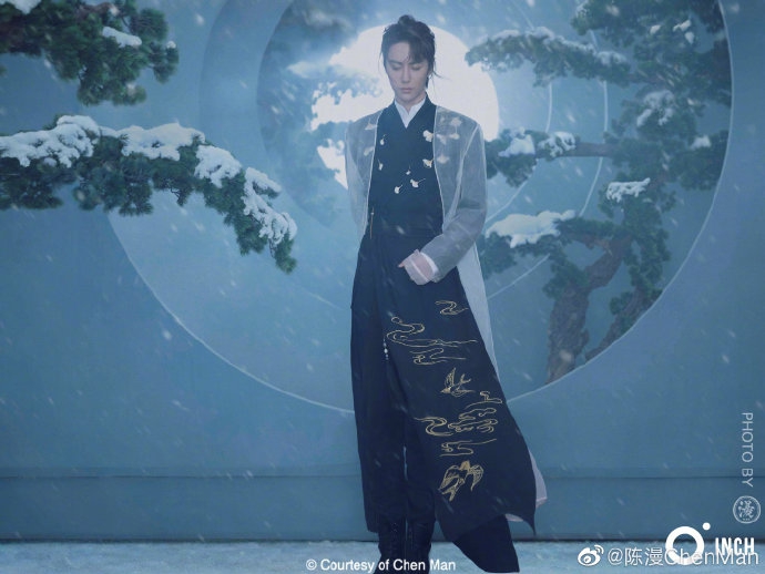 王一博国风大片曝光穿古装手持折扇变翩翩公子