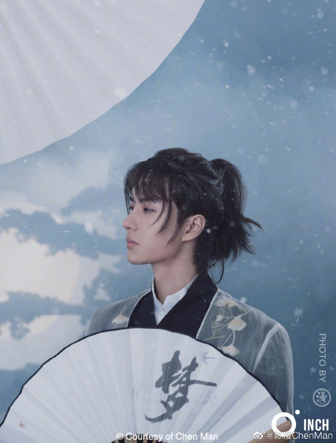 王一博国风大片曝光穿古装手持折扇变翩翩公子