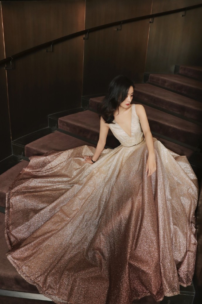 赵丽颖开深v束蛮腰尽显好身材 "星星锁骨杀"精致又迷人