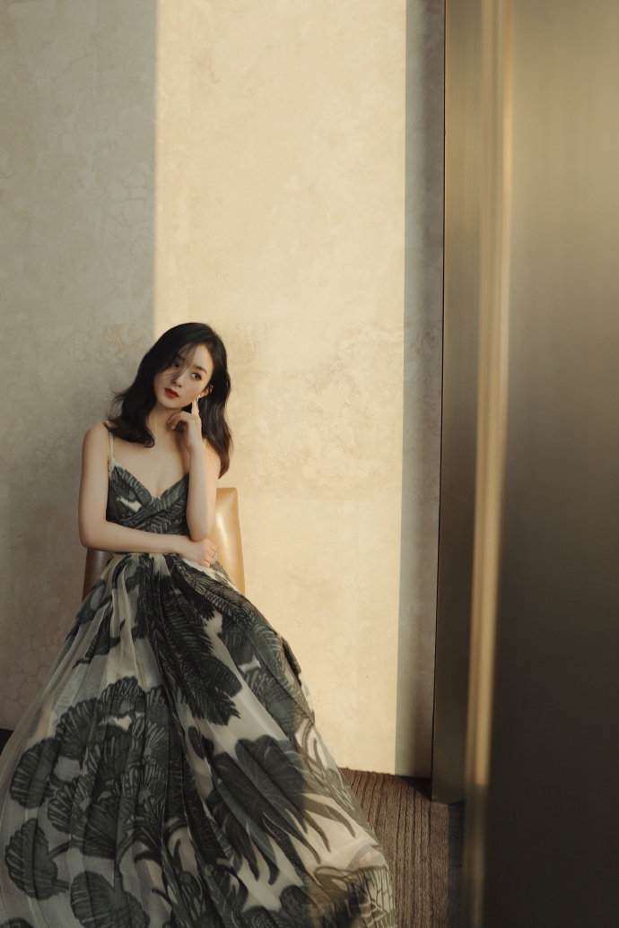 赵丽颖出席活动并拍摄了一组写真,她以两套造型华丽出镜,温婉大气甜美