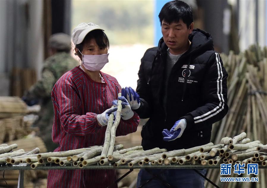 广西融安:开发竹木制品拓宽脱贫路