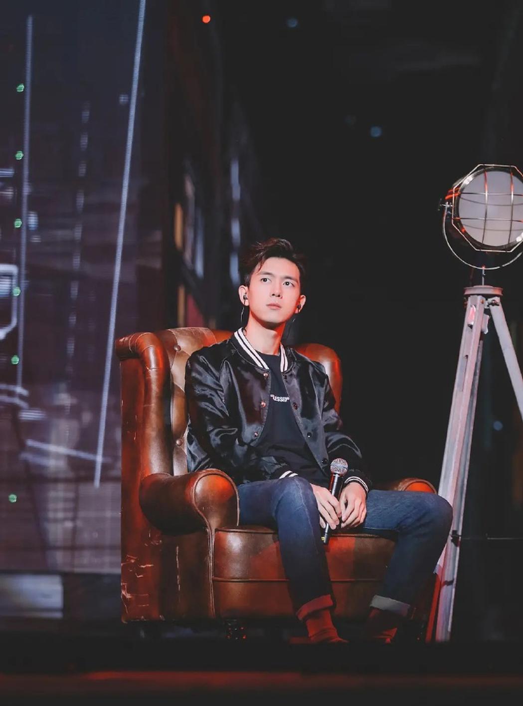 李现跨年晚会彩排照曝光坐台上深情献唱身材修长超吸睛