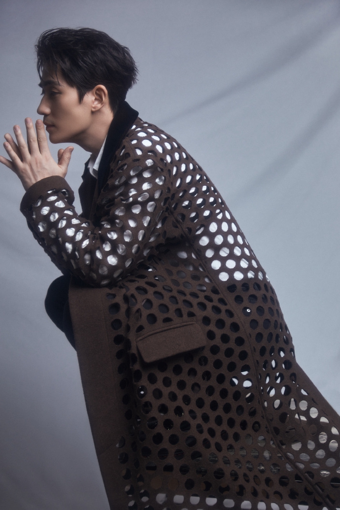 朱一龙亮片西装硬朗帅气镂空风衣创意十足演绎双面魅力