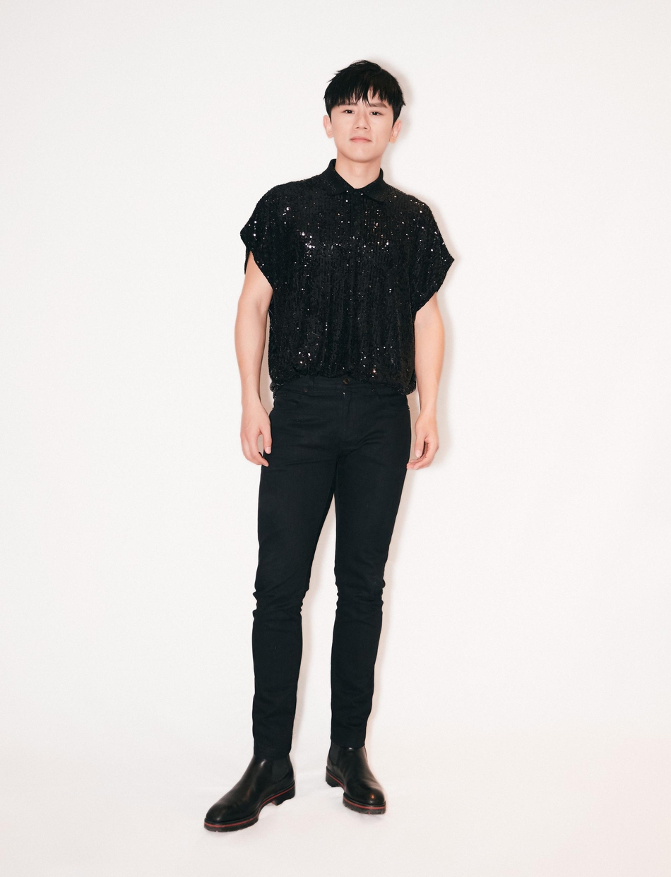 张杰菱格西装干练帅气 眼神自信展熟男魅力