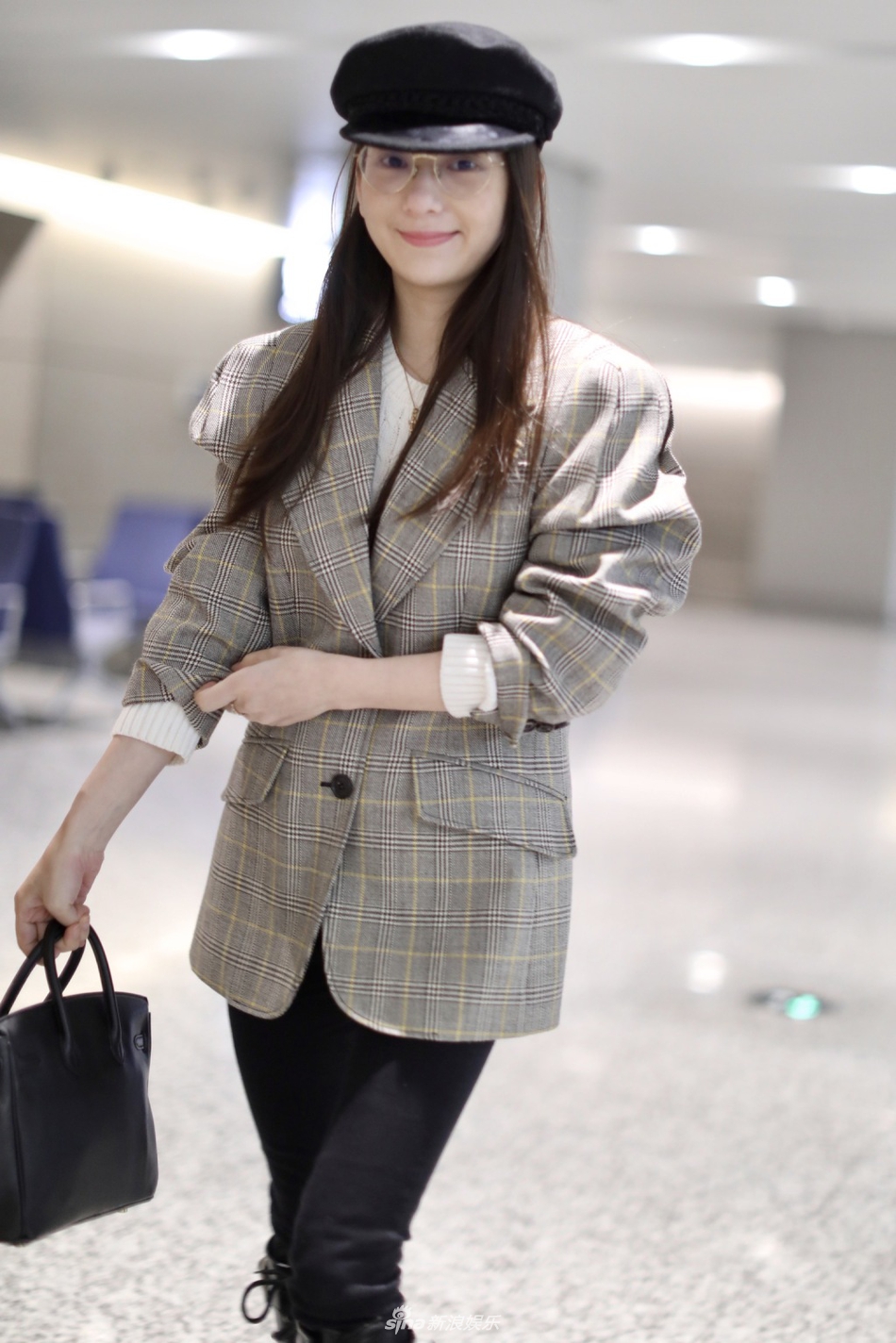 12月31日,上海,方媛现身机场.