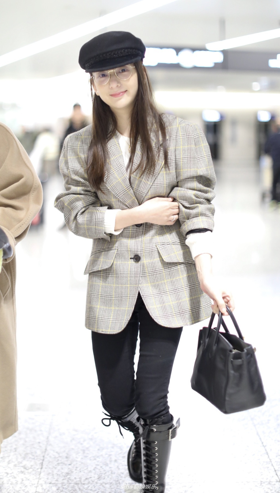 天王嫂方媛素颜对镜甜笑似少女穿长靴秀美腿