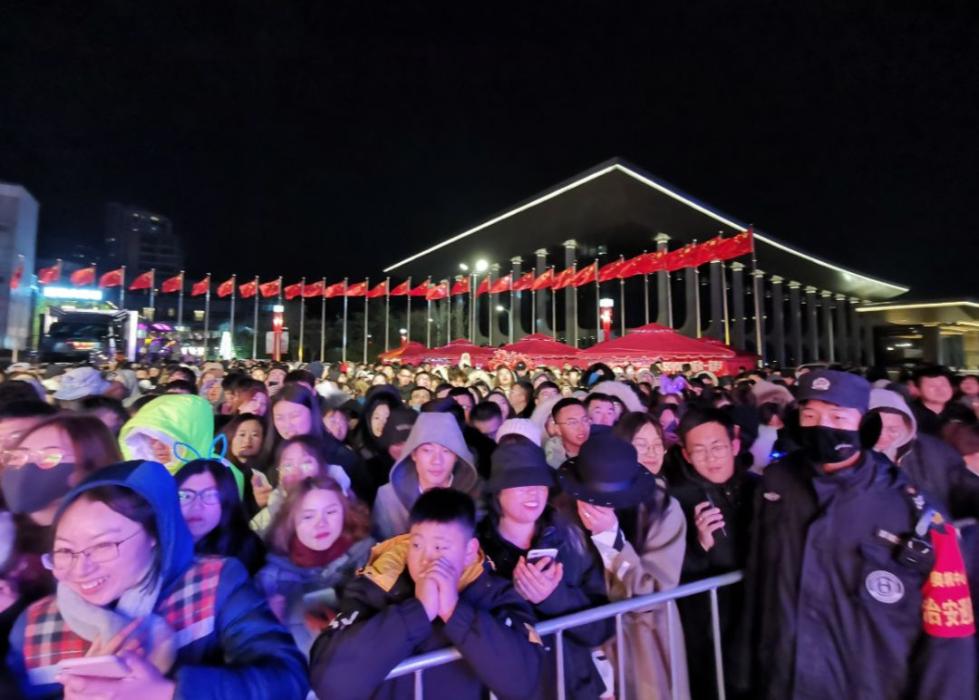 青岛奥帆中心乌泱泱一片西湖边万人蹦迪解放碑看不到碑大家笑着来跨年