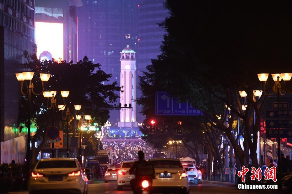 重庆民众解放碑听跨年钟声迎新年