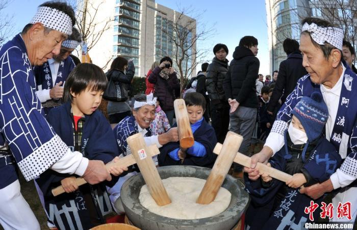 资料图：资料图：日本民众举行打年糕活动。