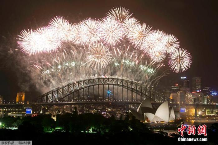 资料图：澳大利亚悉尼港燃放烟花迎接新的一年到来。