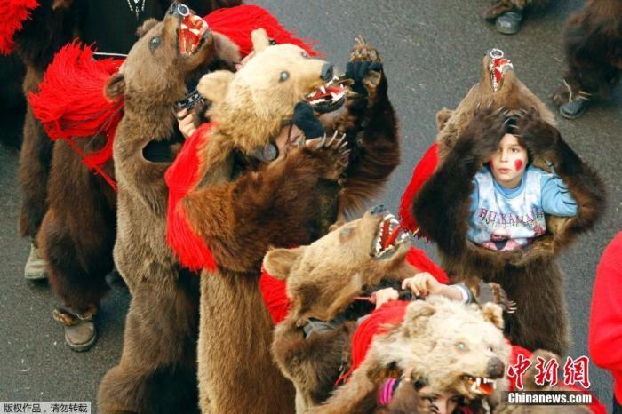 资料图：罗马尼亚民众扮作熊在跳舞，为新年祈福。