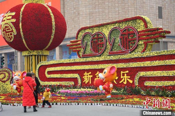 资料图：2019年12月31日，成都天府广场被各色鲜花扮靓，迎接2020年元旦节的到来。张浪 摄