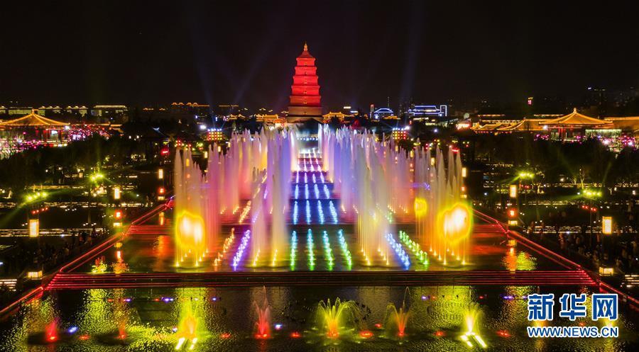 西安大雁塔北广场上演的水舞光影秀(2019年12月31日无人机拍摄).