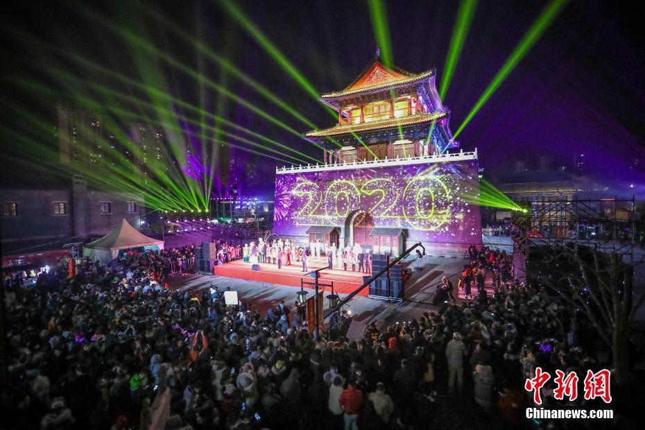 天津鼓楼上演灯光秀迎新年