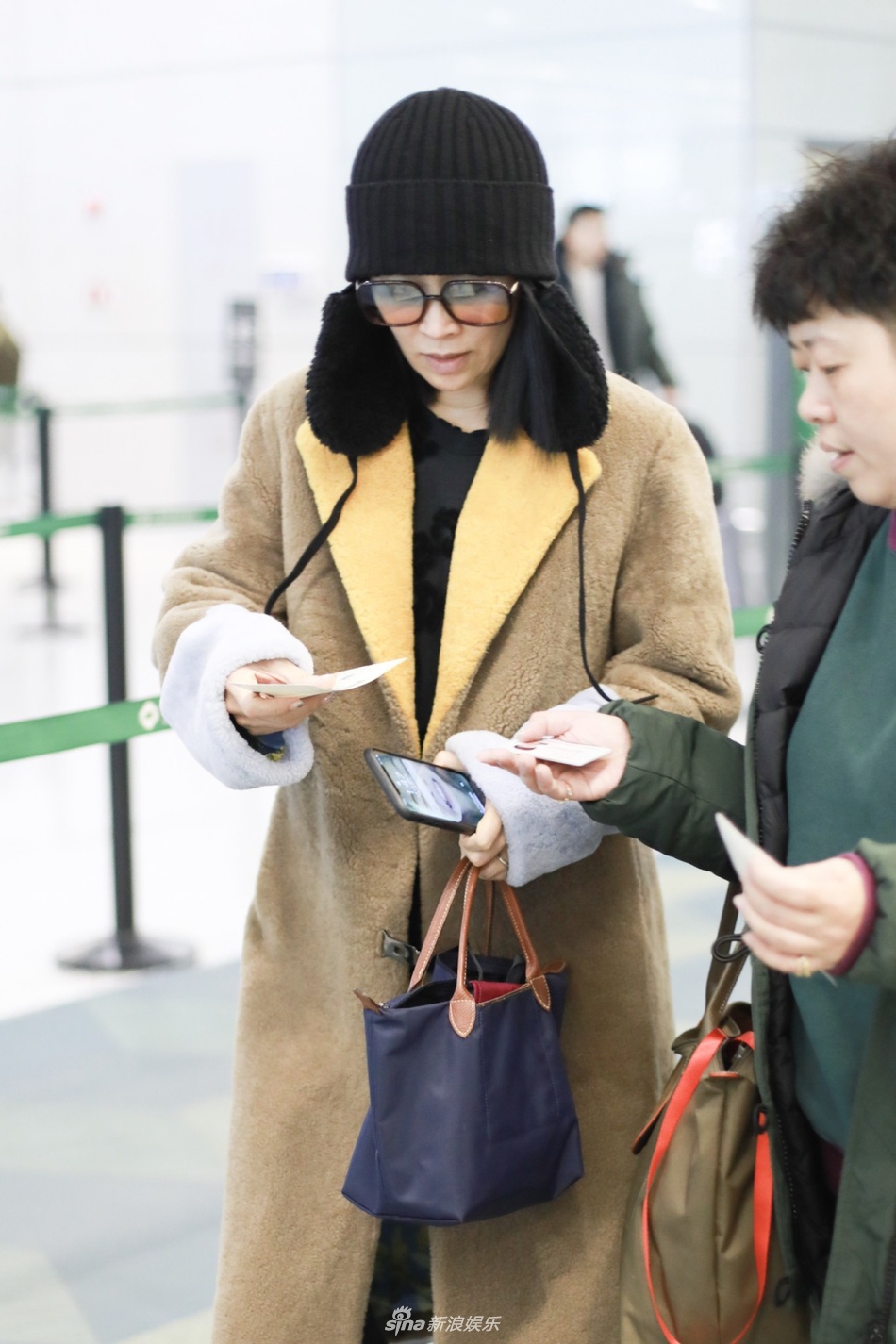 那英戴大耳帽玩土味时尚 挥手灿笑变"憨憨"超可爱