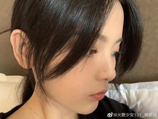 杨超越晒淡妆自拍皮肤状态好不忘自侃长得憨