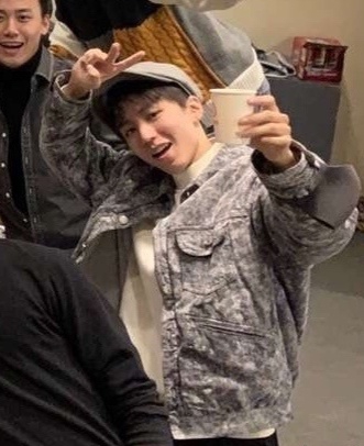 王俊凯和大学同学合照