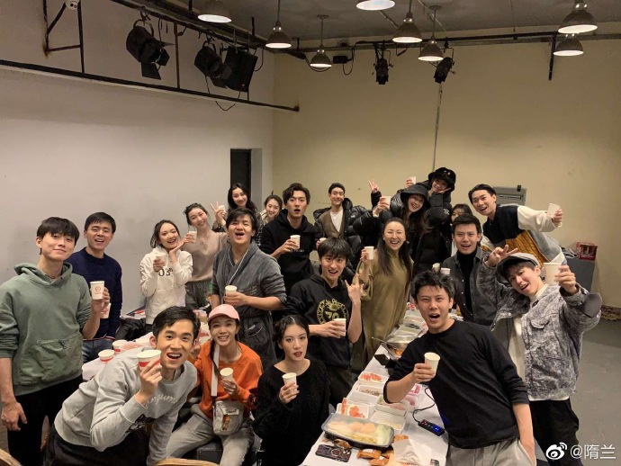 王俊凯和大学同学合照