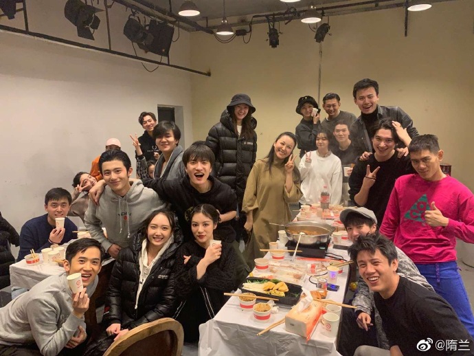 王俊凯和大学同学合照