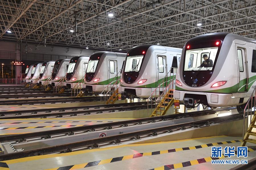 驶向新年的第一趟地铁