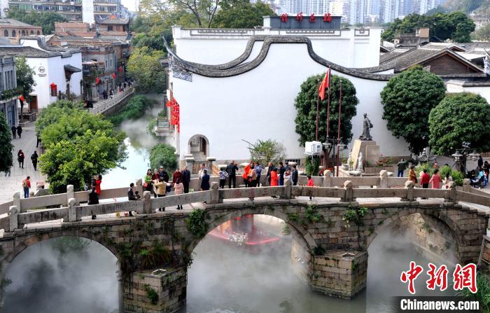 圖為民眾在福州上下杭歷史文化街區遊玩. 張斌 攝