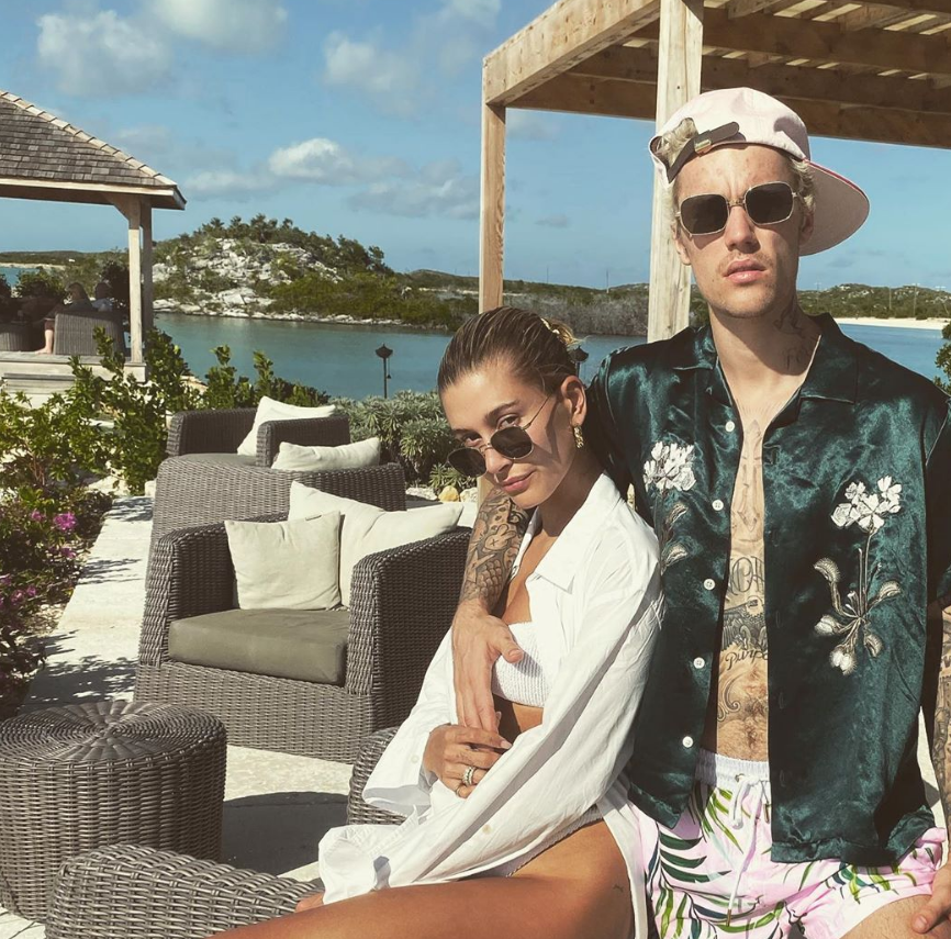 比伯晒与娇妻接吻合照撒狗粮 海莉幸福依偎超甜蜜