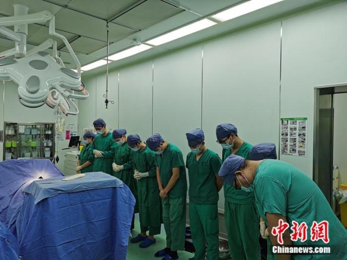 每一台器官捐献手术前，医护人员都要进行默哀仪式。中新网记者 张尼 摄