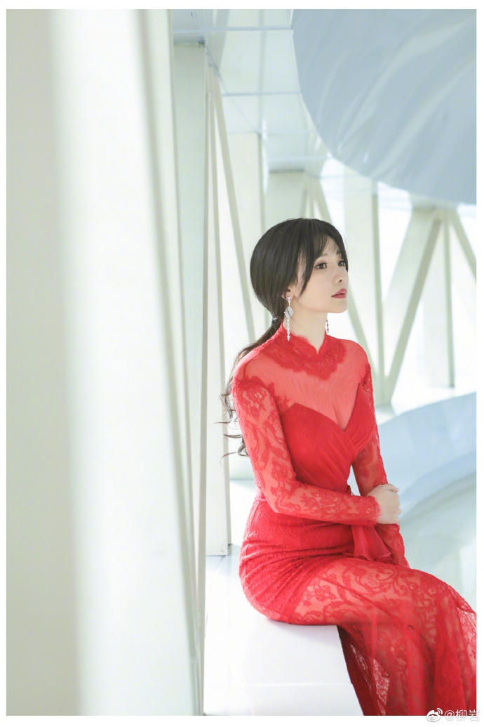 柳岩穿红色蕾丝透视礼服超妩媚深v领性感撩人气场足